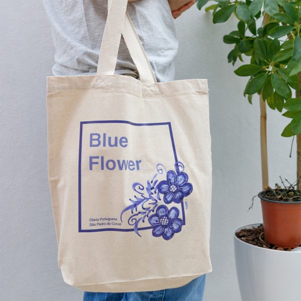saco floral azul e branco em algodão